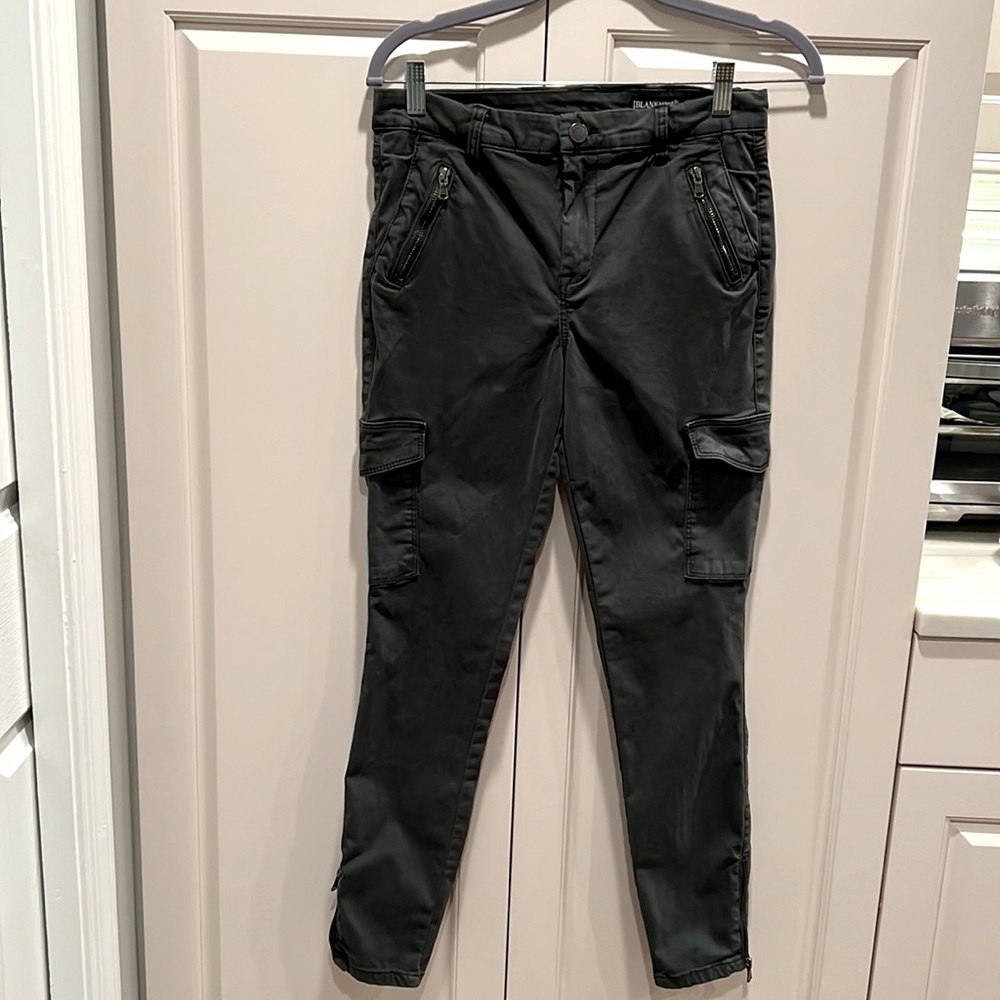 BLANK NYC Green cargo pants. waist is 27 inseam is 27 slim leg zippers pockets!